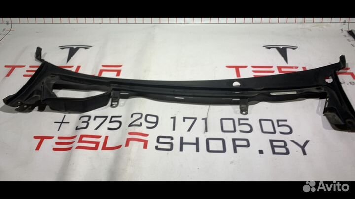 Подкапотная накладка стеклоочистителей Tesla