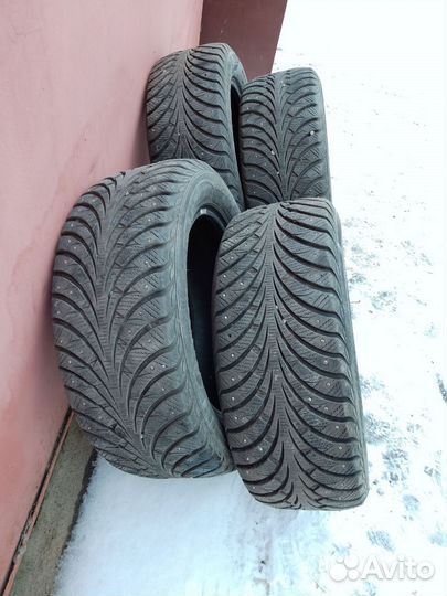 Sava Eskimo Stud 215/55 R16