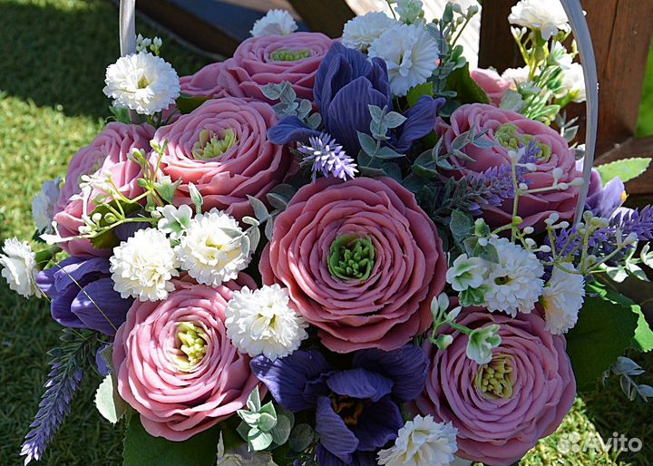 Корзина с ирисами и розами из мыла