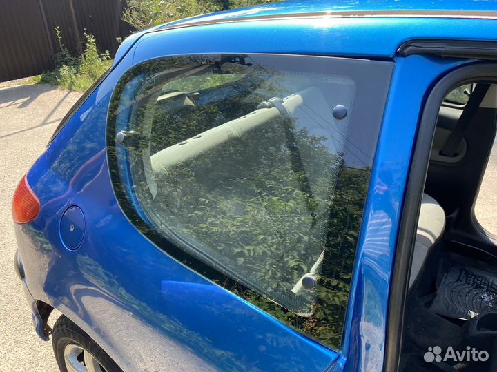 Задние распошные форточки Peugeot 206