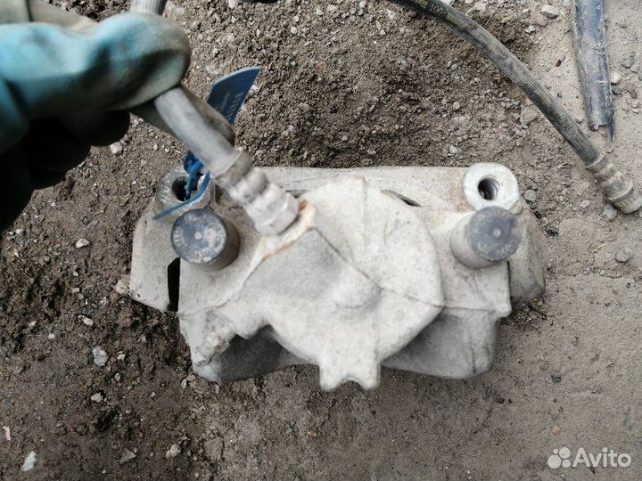 Суппорт передний правый Renault Fluence L30R