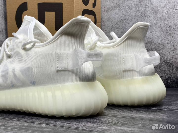 Кроссовки adidas yeezy boost белые