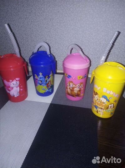 Набор пластиковых стаканов с трубочками