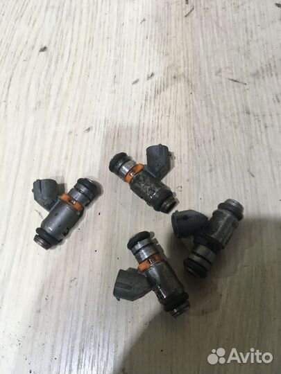 Форсунка топливная Фольксваген Гольф 4