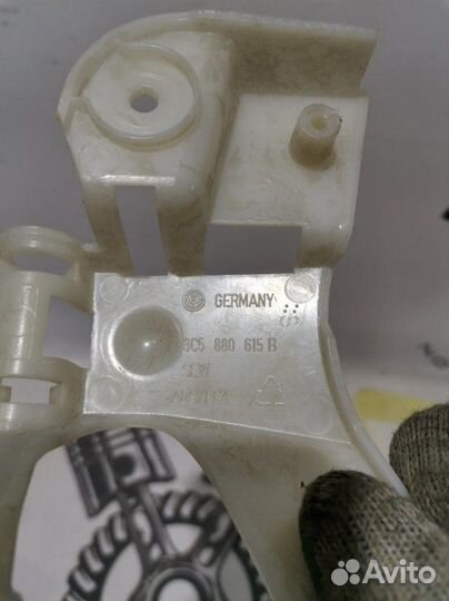 Кронштейн ручки Задн. Лев. Volkswagen Passat B6 2