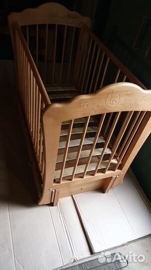 Детская кроватка с продольным маятником