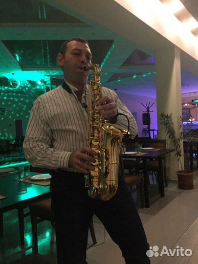Музыкант певец-саксофонист