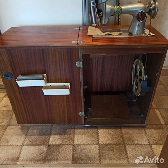 Швейная машинка, с ножным приводом и лак.столом
