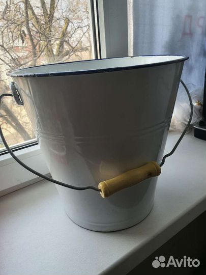 Эмалированное ведро с крышкой