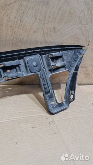 Кронштейн бампера правый Volkswagen Passat B6
