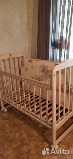 Детская кроватка с продольным маятником