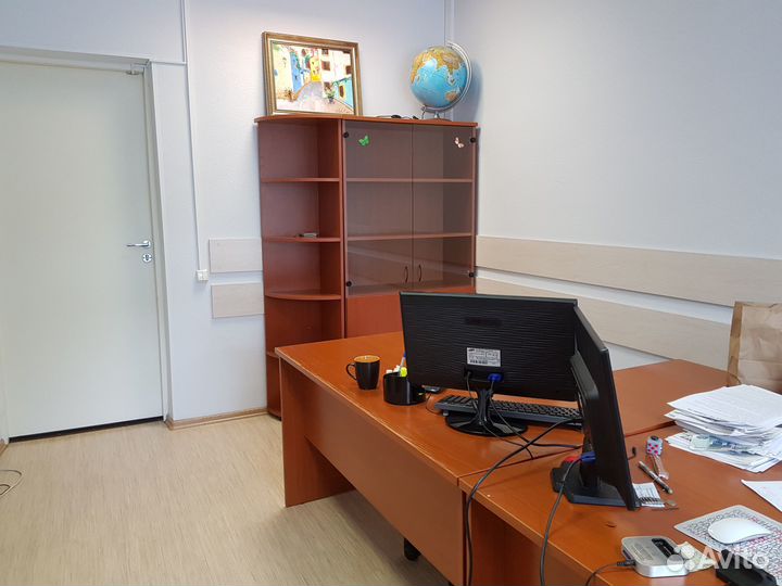 Мебель для офиса: 4 стола, 4 тумбы, комод и полки