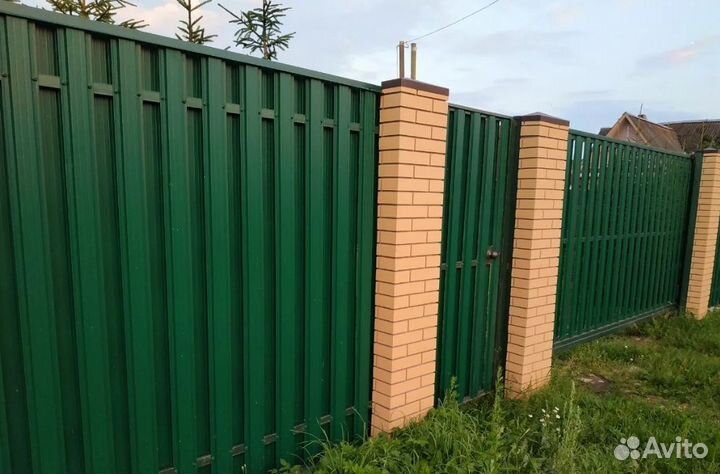 Забор из евроштакетника работа по договору качеств