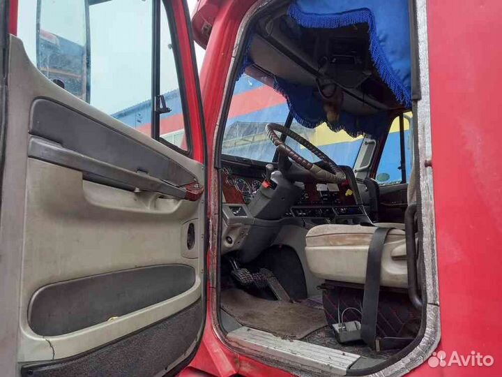 Тягач Freightliner в разбор
