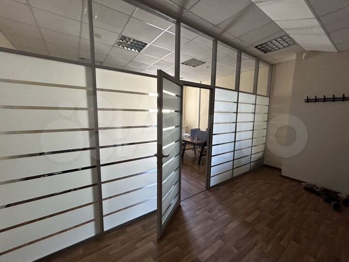 Офис из 5 кабинетов у метро, 106.3 м²