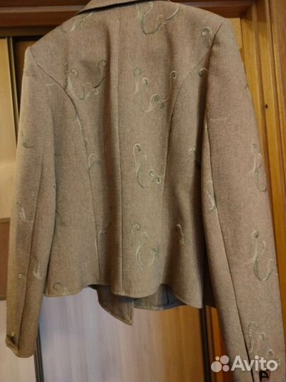 Пиджаки и жакеты женские 50