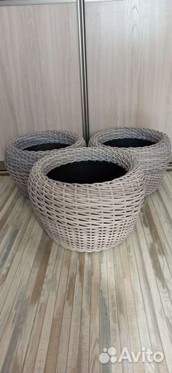 Набор изящных кашпо из искусственного ротанга