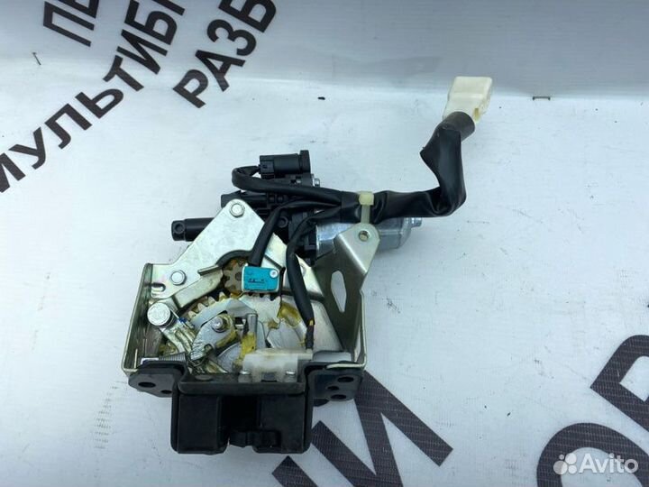 Замок крышки багажника задний Toyota Highlander 2