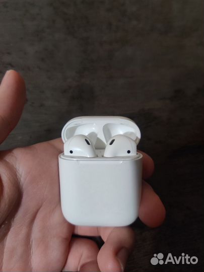 Apple AirPods (2го поколения)