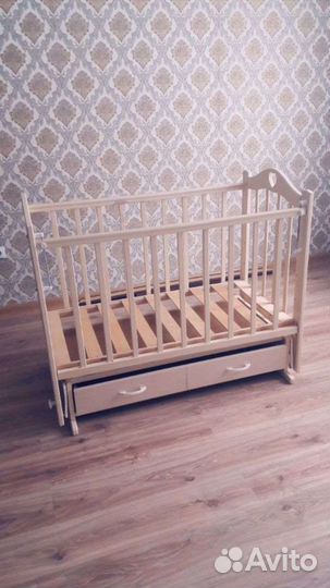 Детская кроватка с маятником