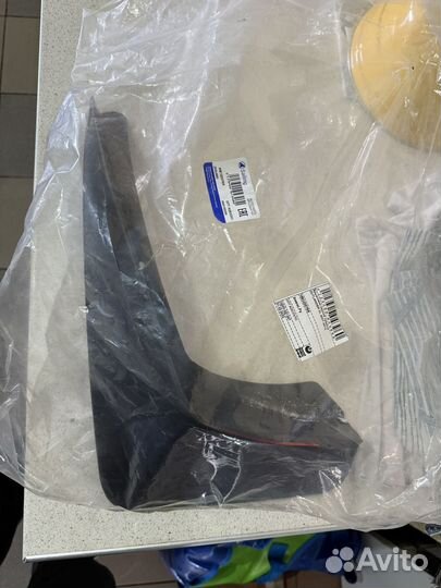 Брызговик задний левый Mitsubishi Outlander XL