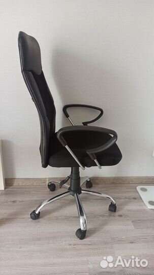 Офисное кресло