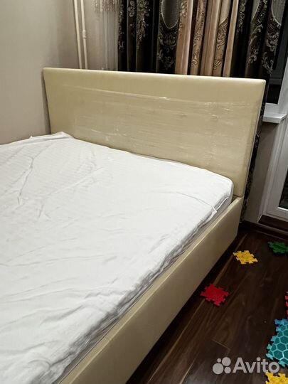 Кровать двухспальная с матрасом
