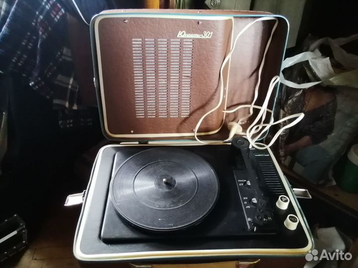 Виниловый проигрыватель Юность 301 и пластинки