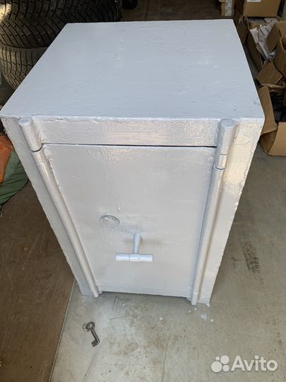 Сейф металлический