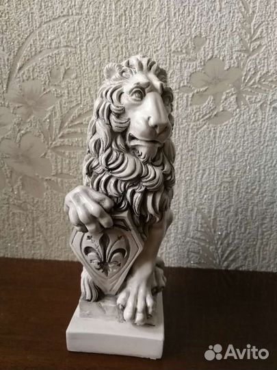 Статуэтка Лев