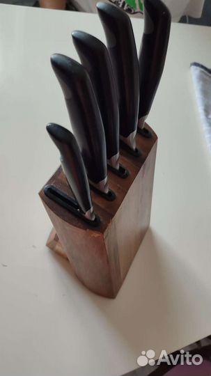 Набор кухонных ножей на деревянной подставке