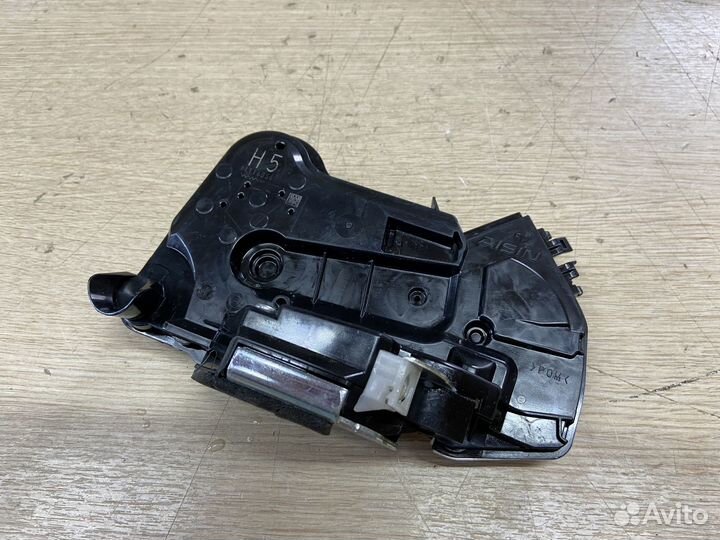 Замок двери передний правый Toyota Camry 75