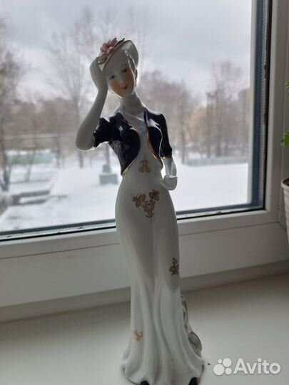 Фарфоровая статуэтка большая