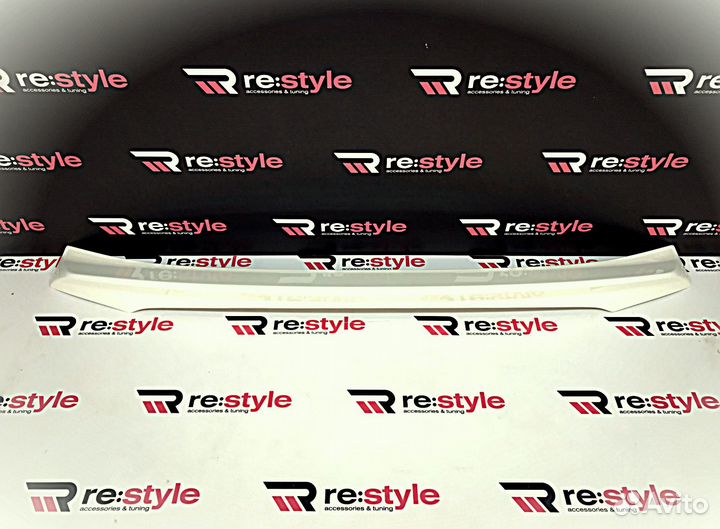 Спойлер Под стекло Lexus LX570 08-15г Белый