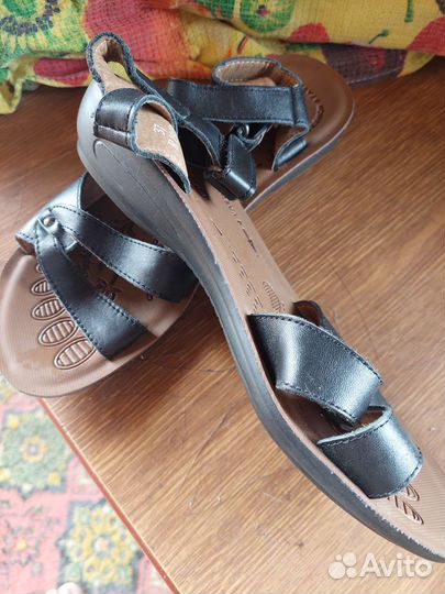 Сандалии для девочки новые