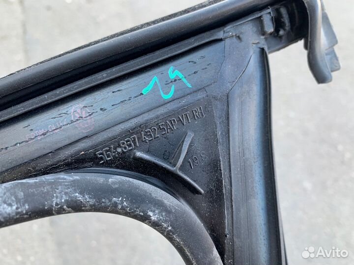 Уплотнитель стекла двери передней правой Golf 7