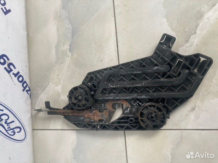 Кронштейн фары нижний передний правый Skoda