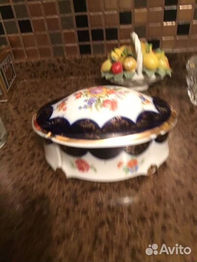 Шкатулка из парцелана, французская на ножках