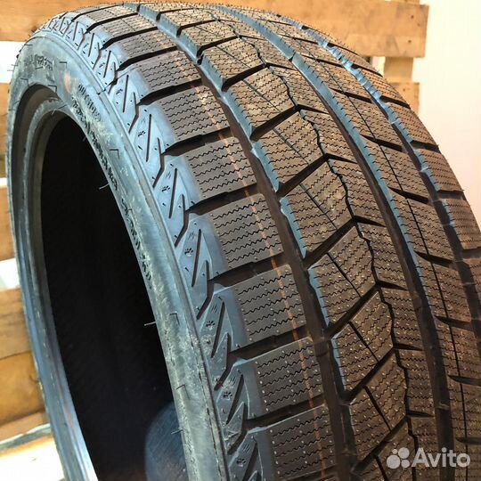Roadmarch Snowrover 868 215/50 R17 95H