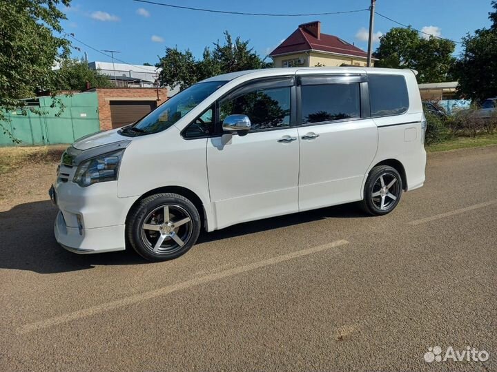 Toyota Noah 2.0 CVT, 2011, 173 500 км