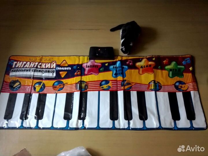 Гигантский напольный синтезатор