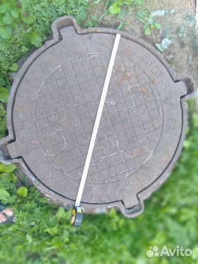 Канализационный люк с крышкой
