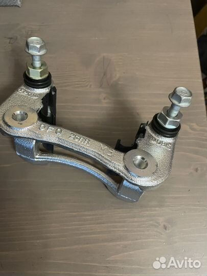 Скоба суппорта заднего Hyundai / KIA 582122s000