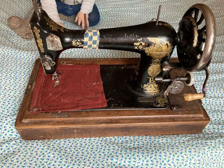 Старинная швейная машинка зингер
