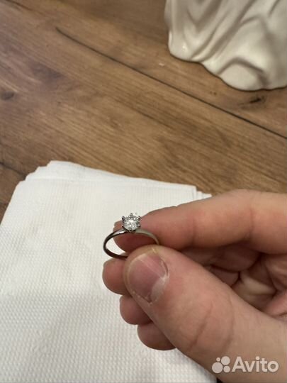 Кольцо с бриллиантом