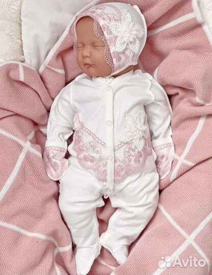 Конверт на выписку с костюмом для девочки