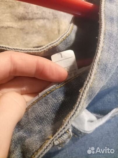 Джинсы трубы сидят на бедрах