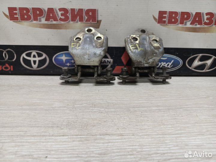 Петли двери передние левые Mitsubishi Legnum EA1W