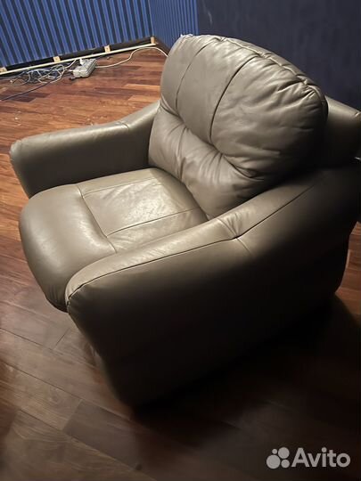 Кресло кожаное