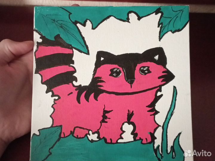 Рисунок енота на холсте